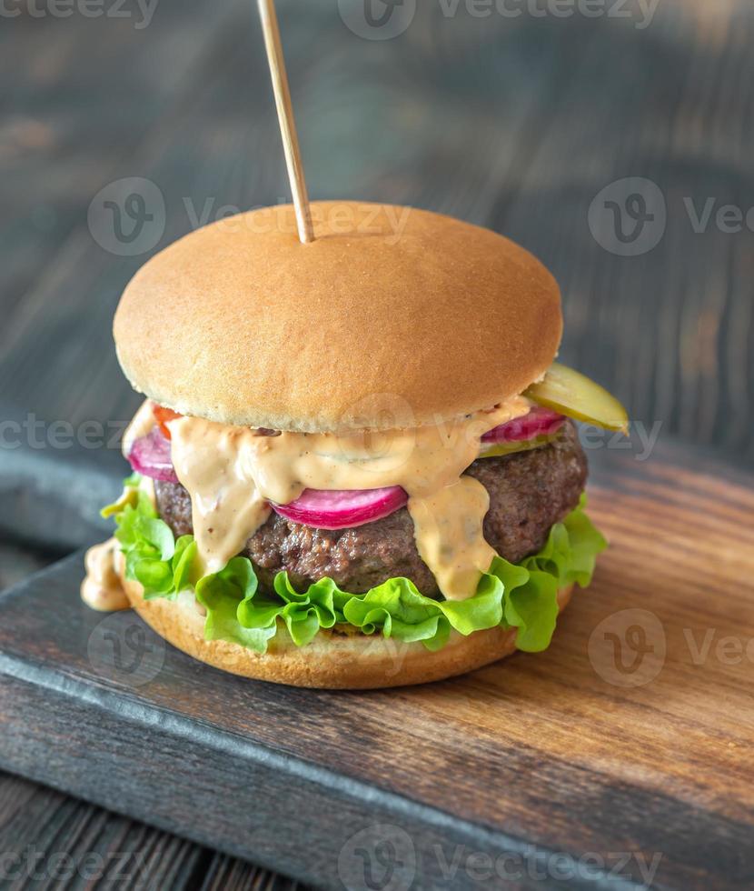 hamburguesa en la tabla de cortar foto