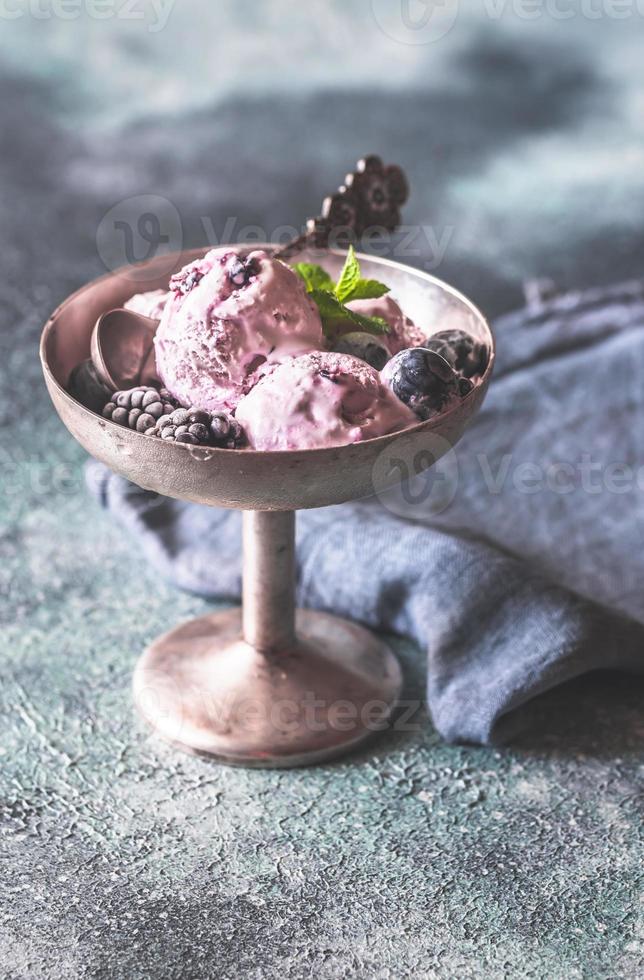 helado de arándanos y moras foto