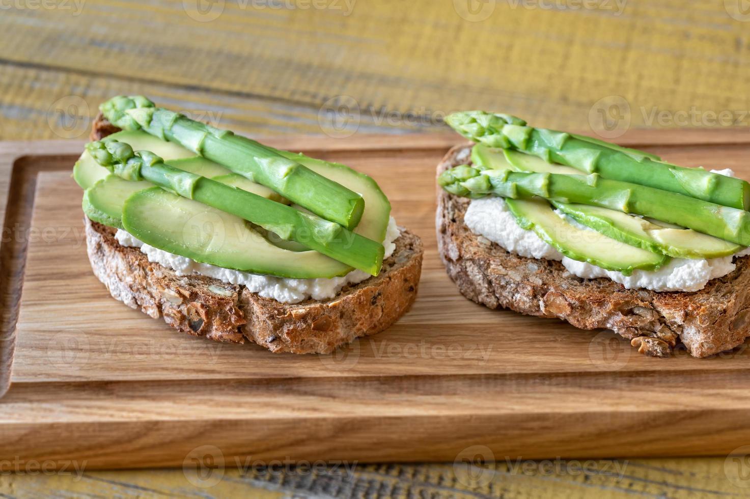 tostadas de aguacate y esparragos foto