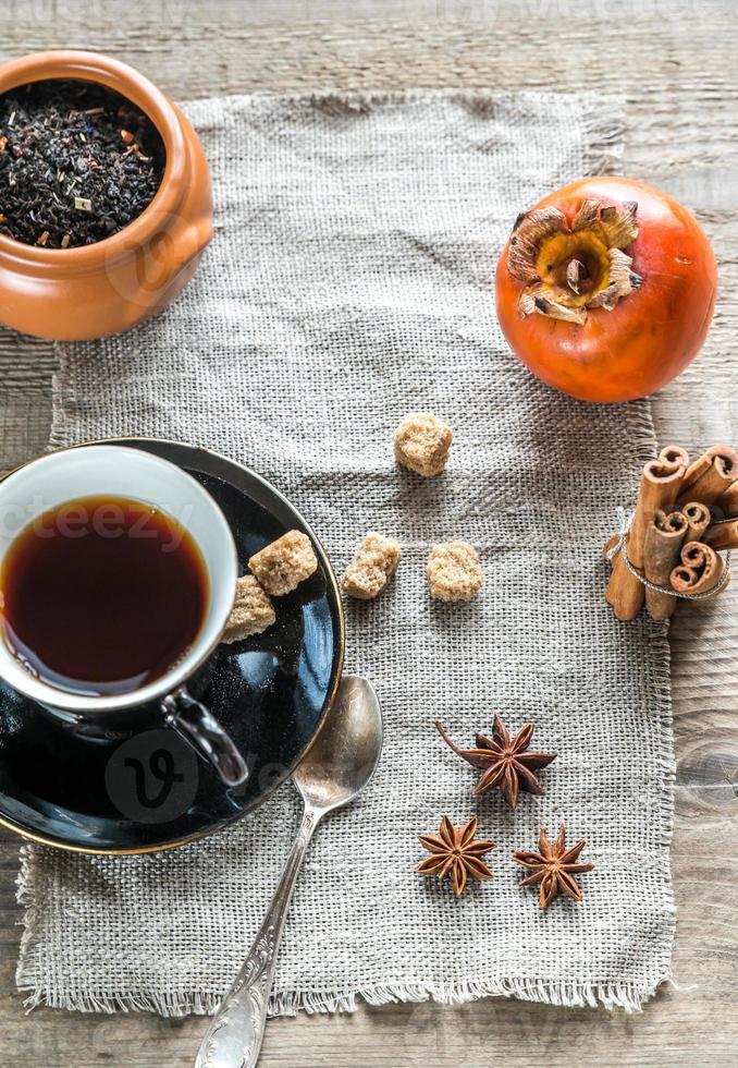 té de frutas con especias y galletas foto