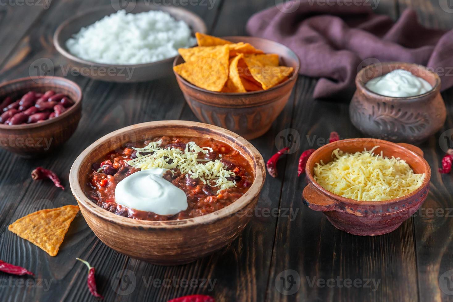 tazón de chili con carne con los ingredientes foto