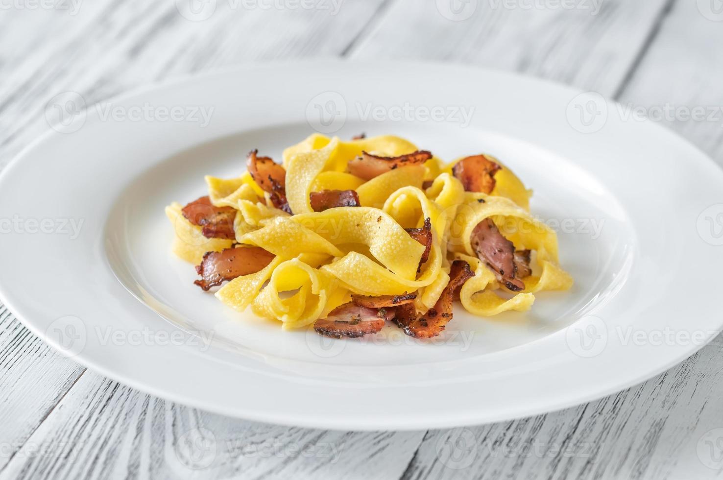 Pasta pappardelle con panceta foto