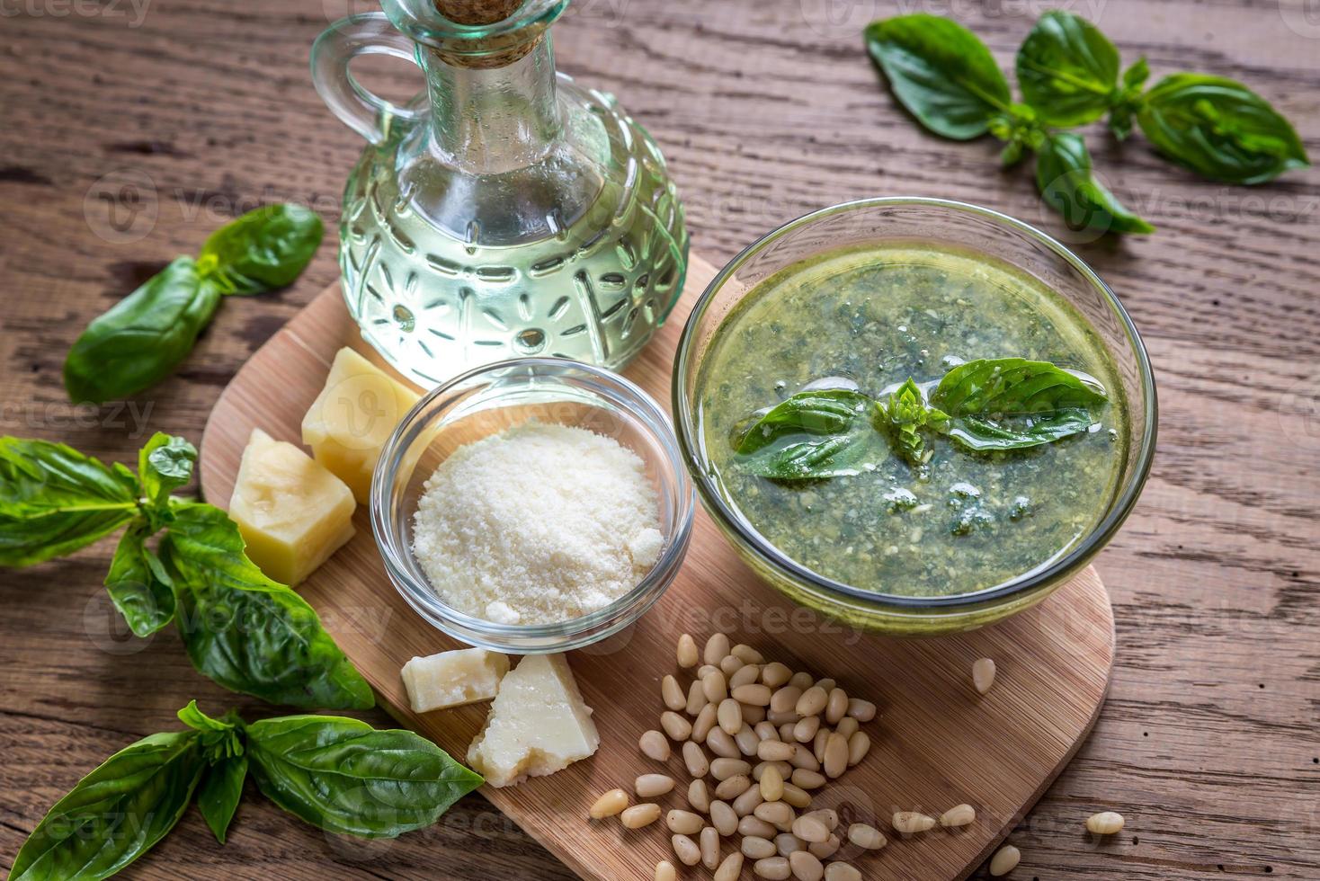 pesto con ingredientes en la mesa de madera foto