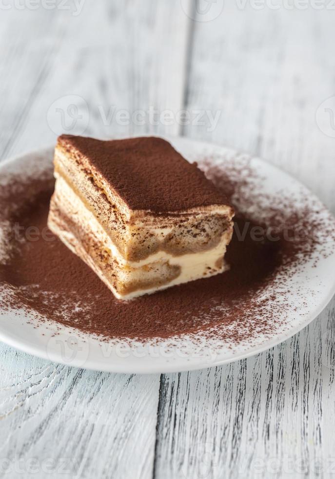 porción de tiramisú en el plato blanco foto