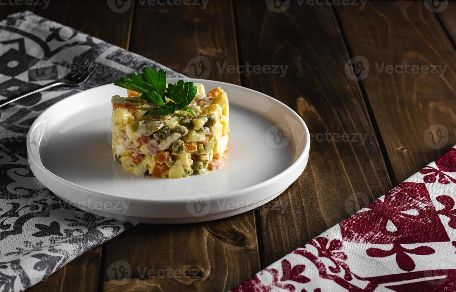 tradicional ruso ensalada olivier con mayonesa en arco con Copiar espacio. foto