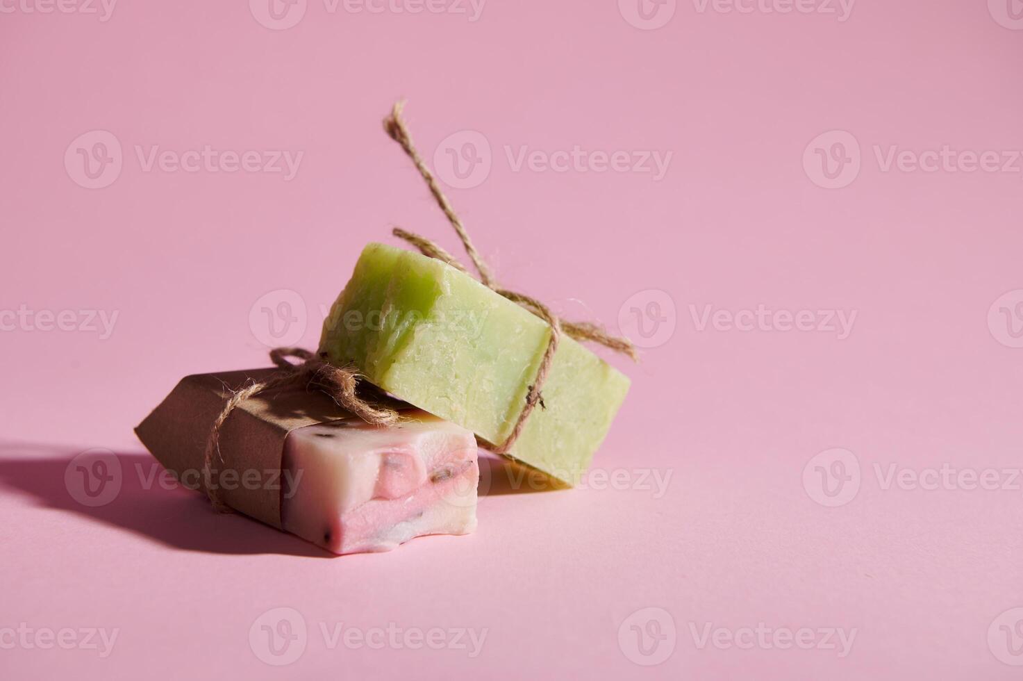 hecho a mano orgánico jabón barras con natural ingredientes en aislado rosado antecedentes. sano estilo de vida y cuerpo cuidado concepto foto