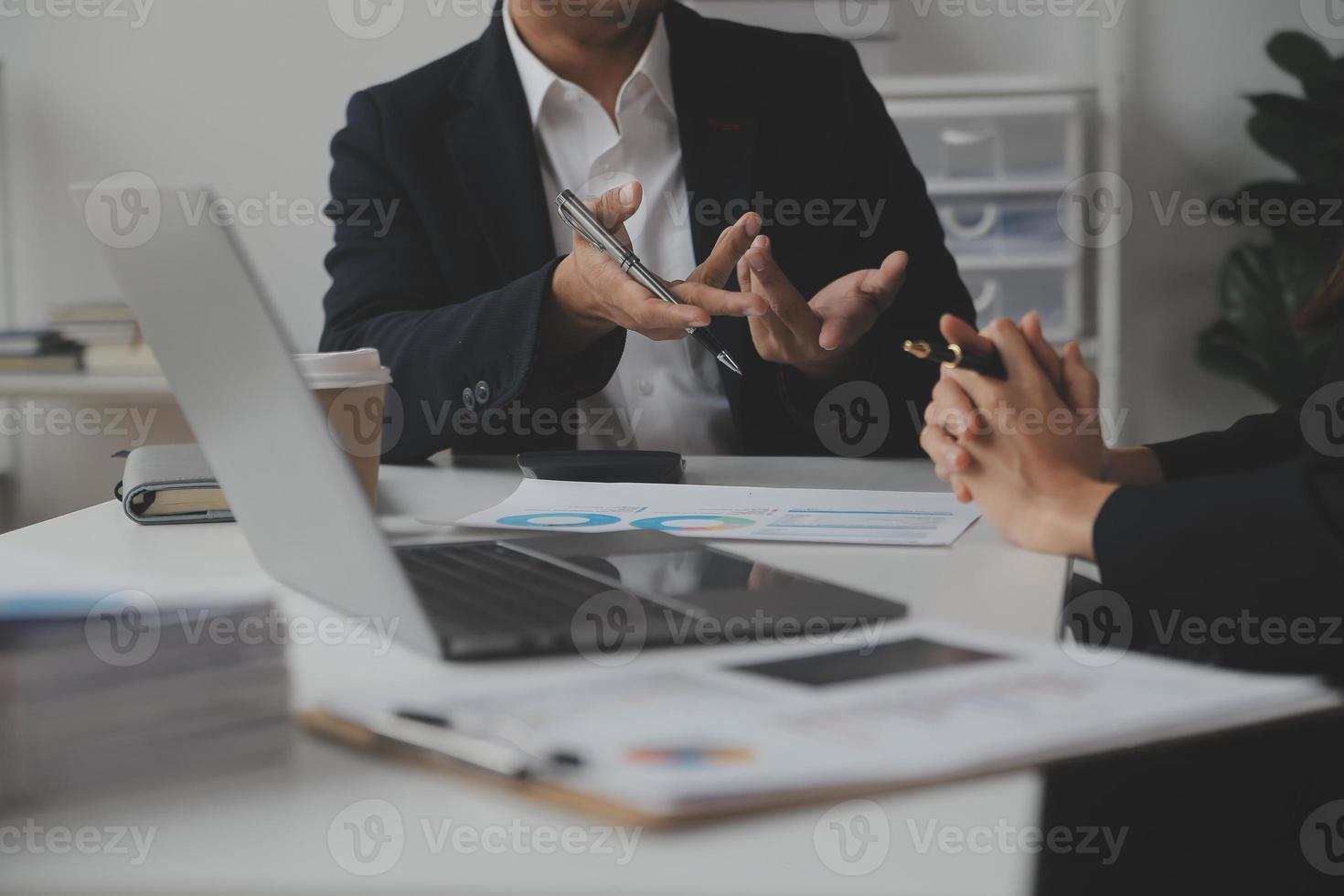 documentos comerciales, empresaria auditora que verifica el documento de búsqueda, preparación legal del papeleo o informe para el análisis del tiempo fiscal, documentos contables, contrato de datos, acuerdo con el socio en la oficina del lugar de trabajo foto