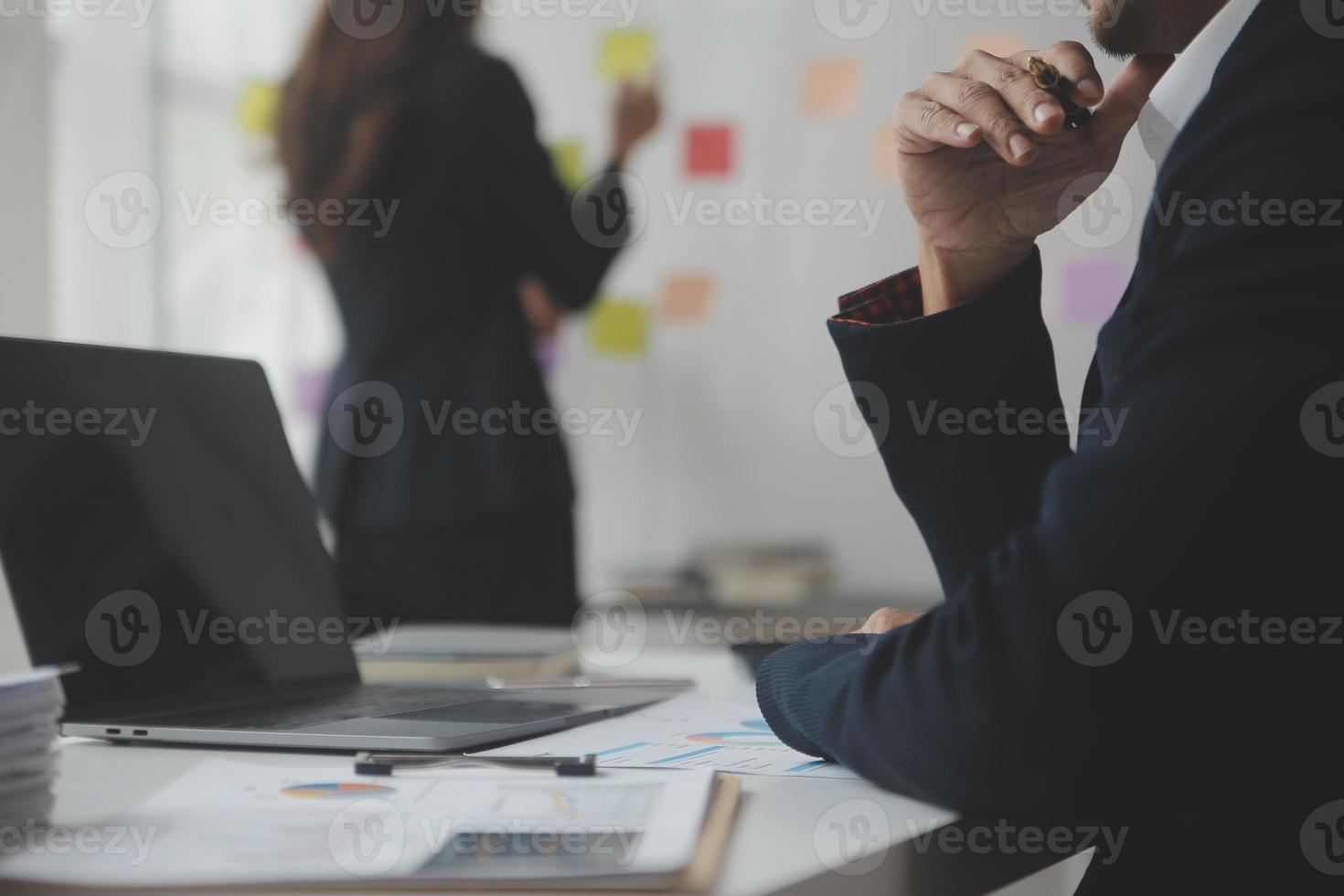 documentos comerciales, empresaria auditora que verifica el documento de búsqueda, preparación legal del papeleo o informe para el análisis del tiempo fiscal, documentos contables, contrato de datos, acuerdo con el socio en la oficina del lugar de trabajo foto