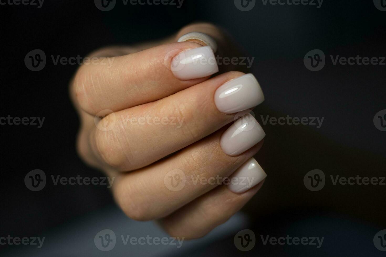 hermosa desnudo manicura. manicura para mujer con gel polaco. lechoso cuadrado corto uñas foto