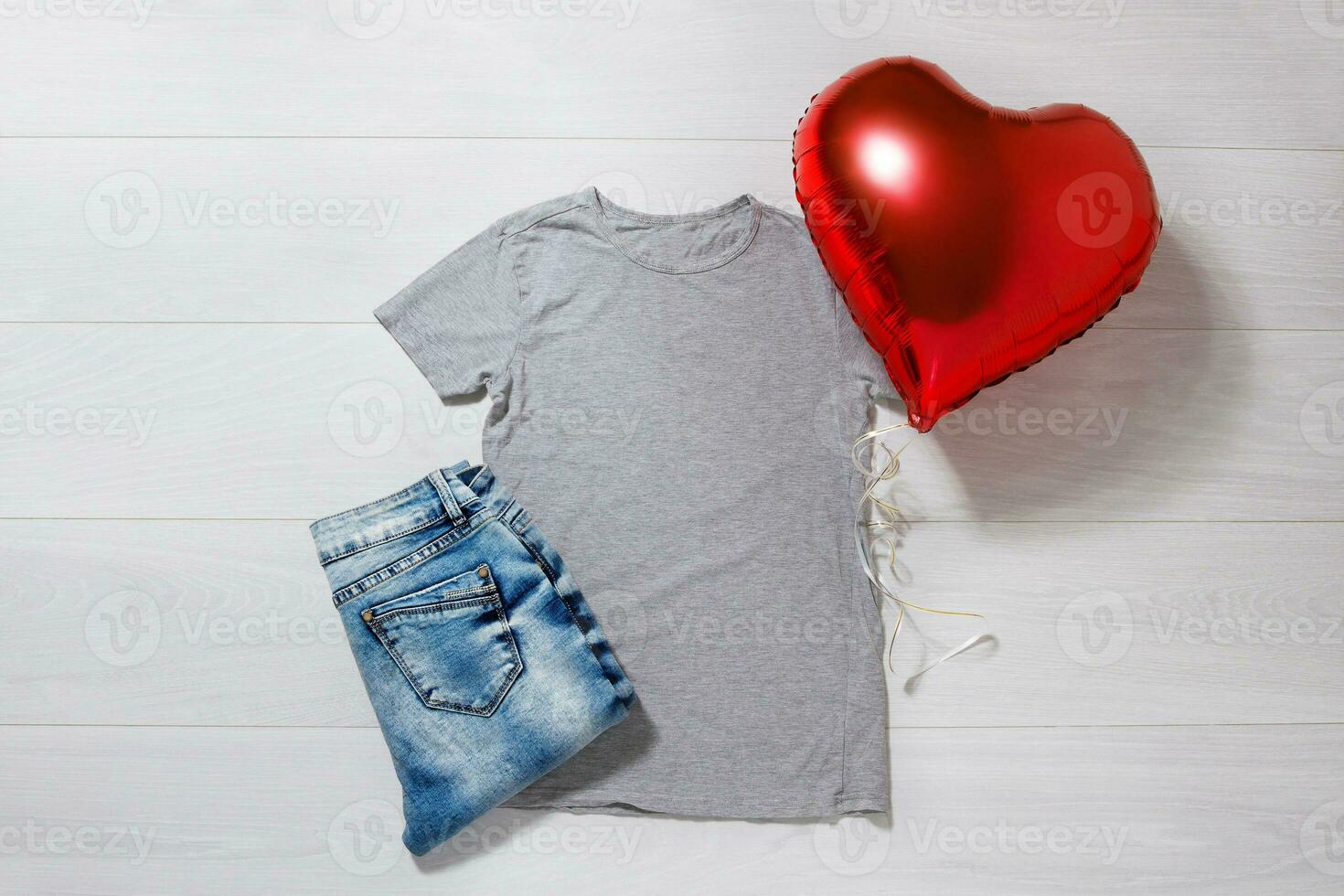 Grey tshirt mockup. Valentines Day concept shirt, balloon heart shape on wooden background. Copy space, template blank front view t-shirt clothes. Romantic outfit. Flat lay birthday holiday fashion photo