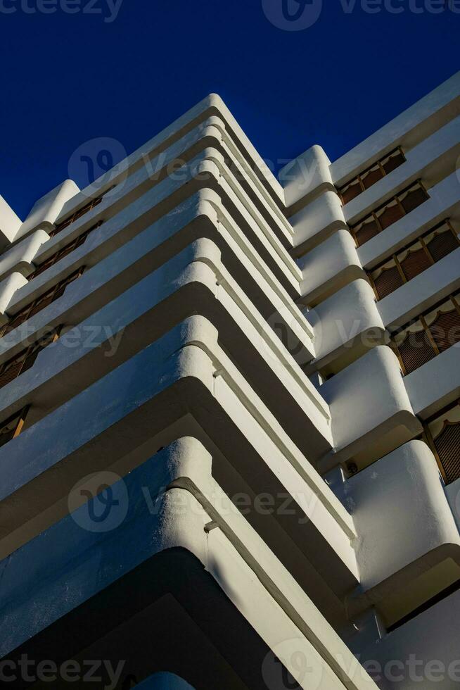 interesante original elementos de el balcones en el blanco edificio foto