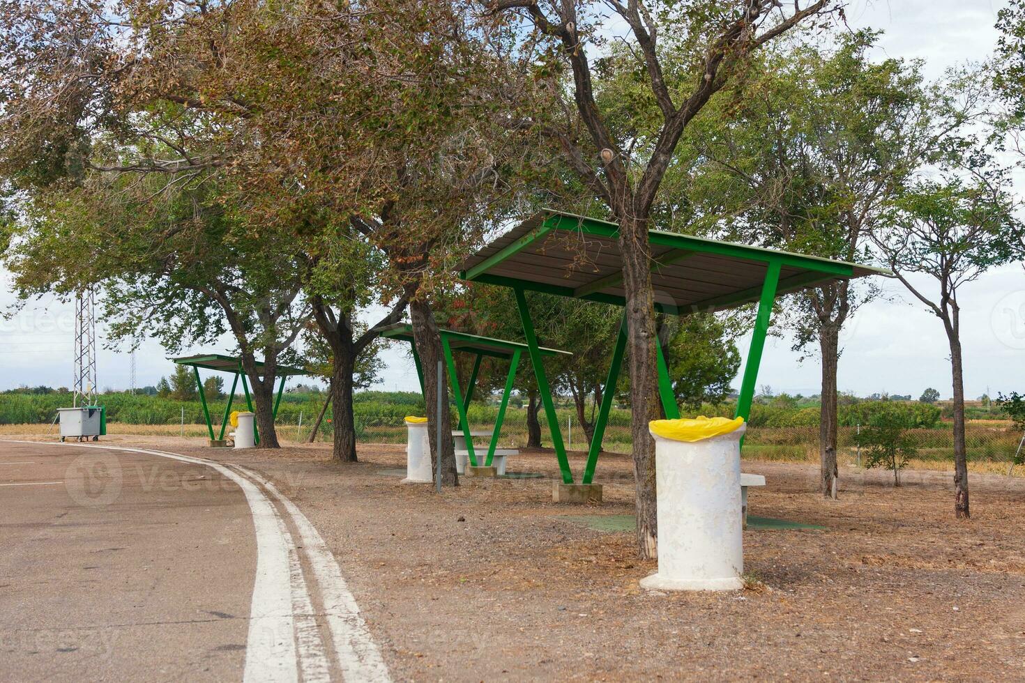 borde del camino picnic zona en Cataluña, España. foto