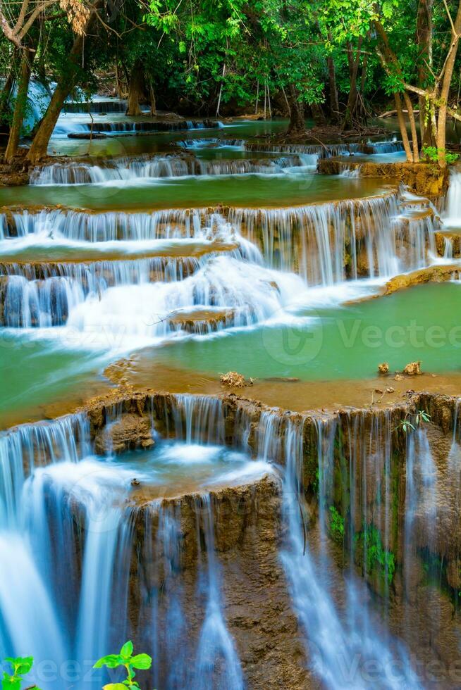 increíble cascada colorida en el bosque del parque nacional durante la primavera, hermoso bosque profundo en tailandia, larga exposición técnica, durante las vacaciones y el tiempo de relajación. foto