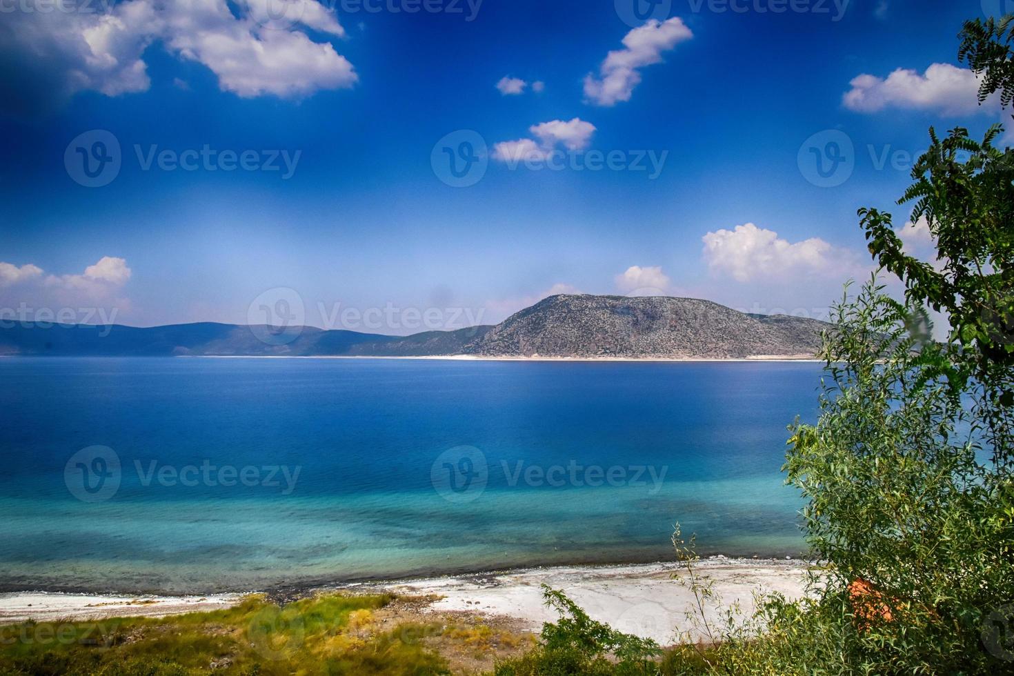 verano paisaje de turco lago salda con turquesa agua, azul cielo y blanco playa foto