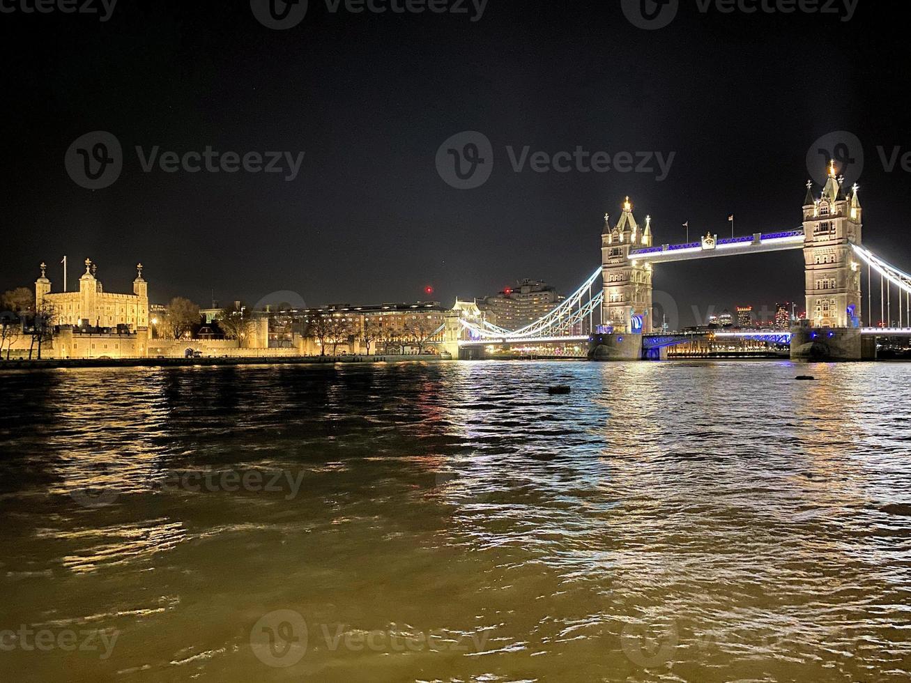 una vista del puente de la torre en la noche foto