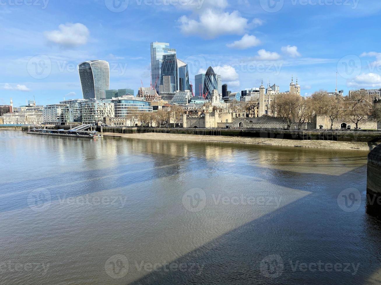 una vista del río támesis en londres foto