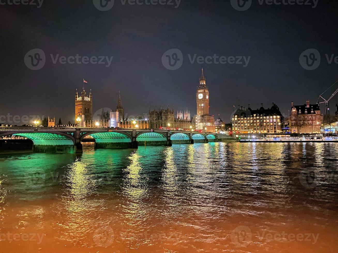 un ver de el casas de parlamento en Londres a noche foto