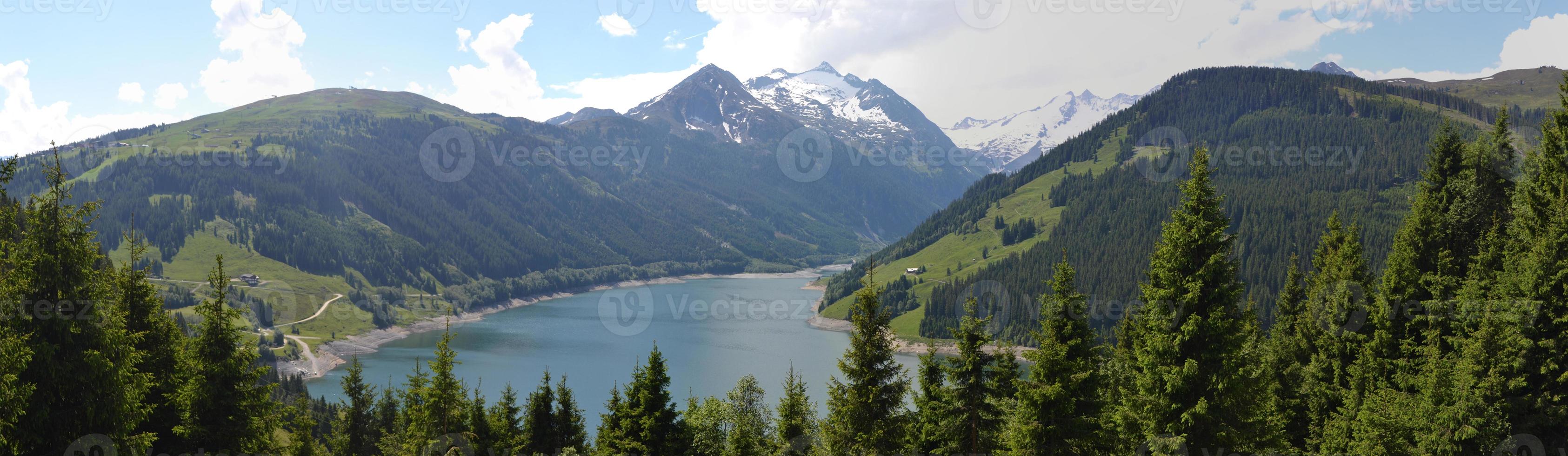 lago y Alpes montañas en Austria - panorama foto