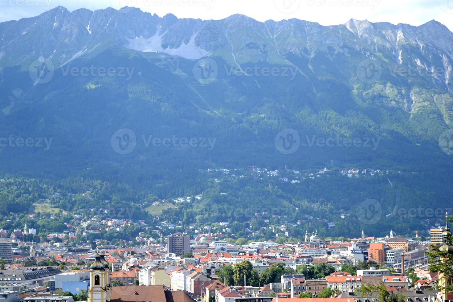 Alpes montañas y Innsbruck ciudad en un valle, Austria foto