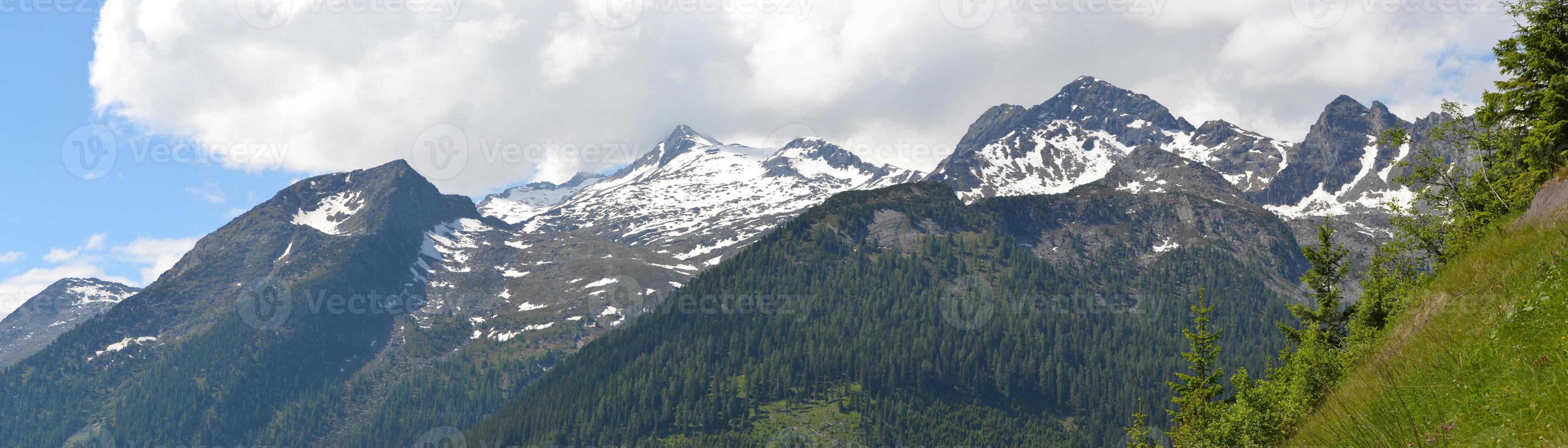 nieve en picos de Alpes montañas en Austria - panorama foto