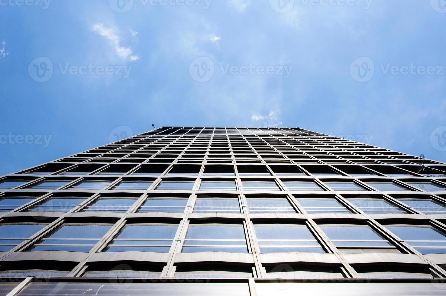alto edificio y cielo foto