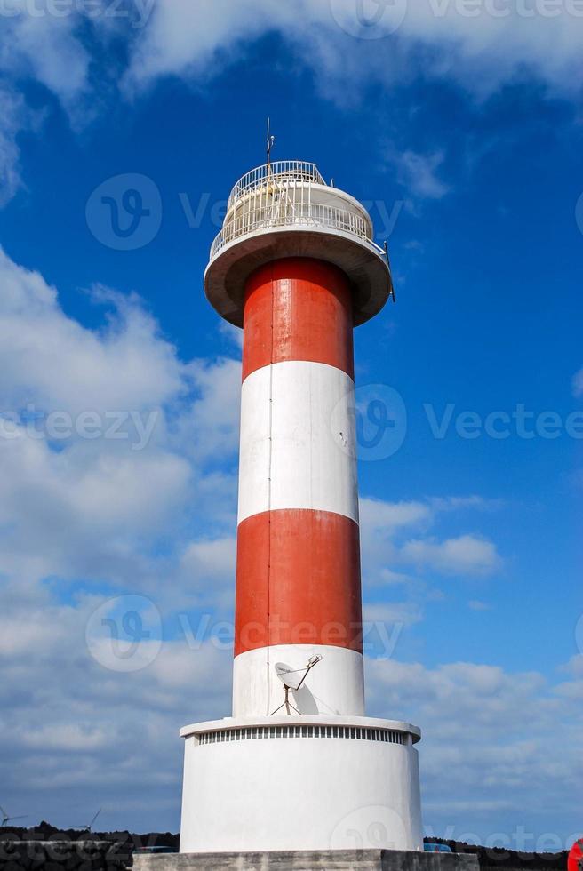 un rojo y blanco faro foto