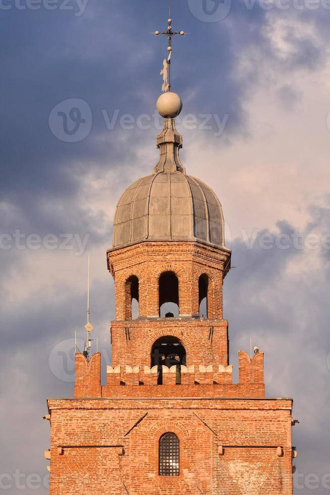 un antiguo torre foto