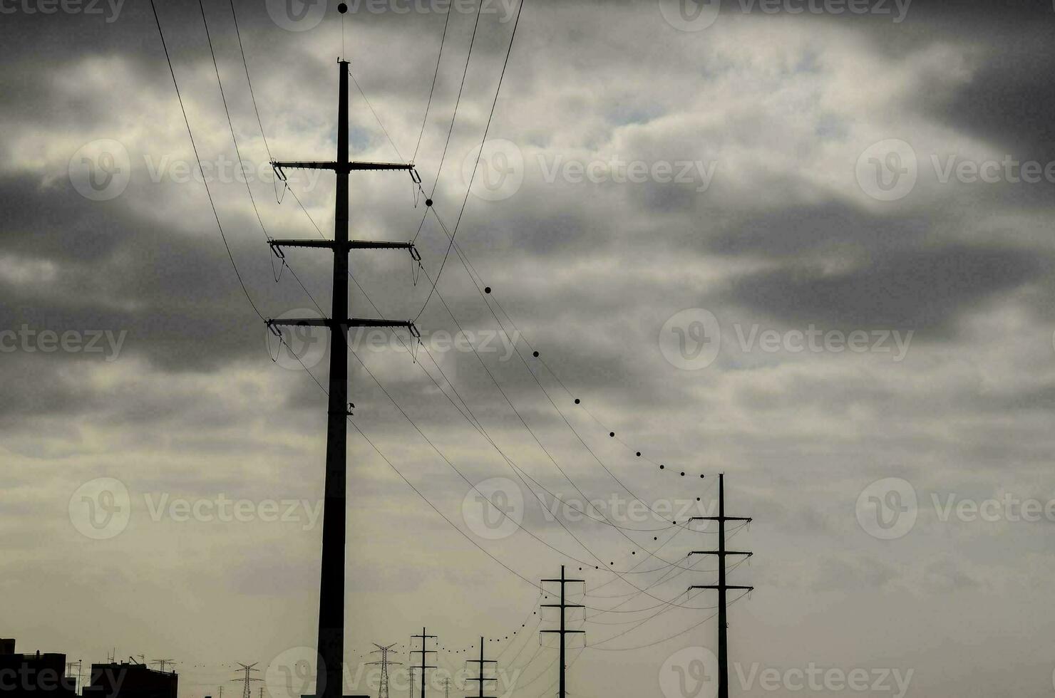 un campo con electricidad polos foto