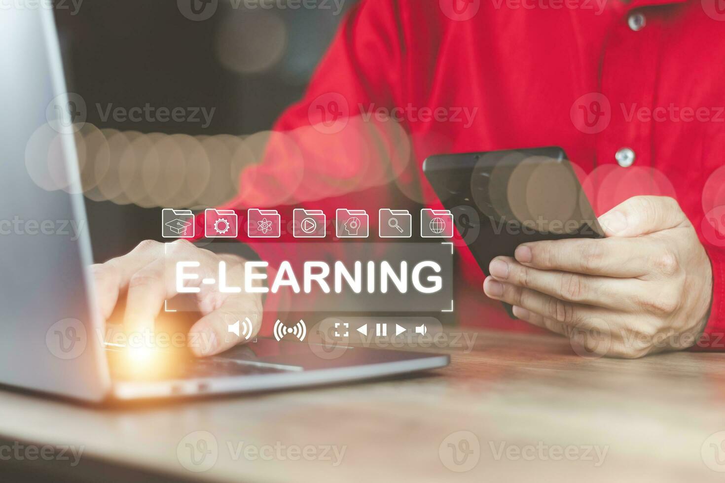 e-learning y educación concepto hombre utilizando teléfono inteligente y computadora a entrar y prueba el cruzar enseñando vía en línea sistema quien lata estudiar en cualquier sitio y ninguna hora mediante un sistemático aprendizaje sistema foto