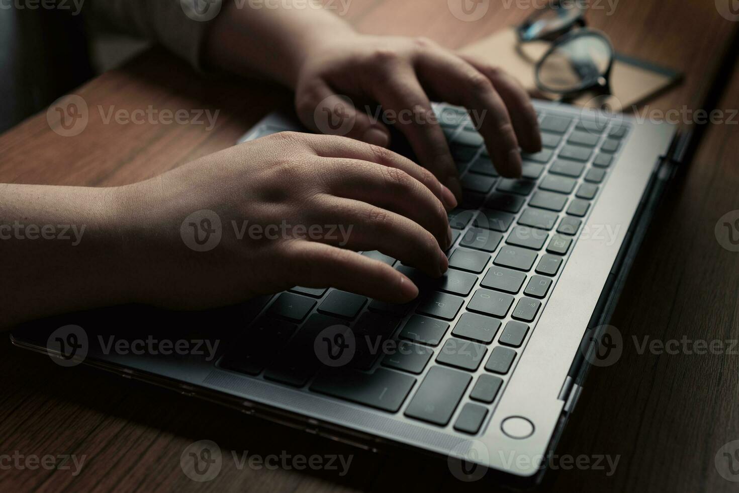 mujer mecanografía en ordenador portátil. cerca arriba foto. chateando y reunión concepto. blogger periodista escribiendo. trabajando desde hogar. Internet y social redes foto