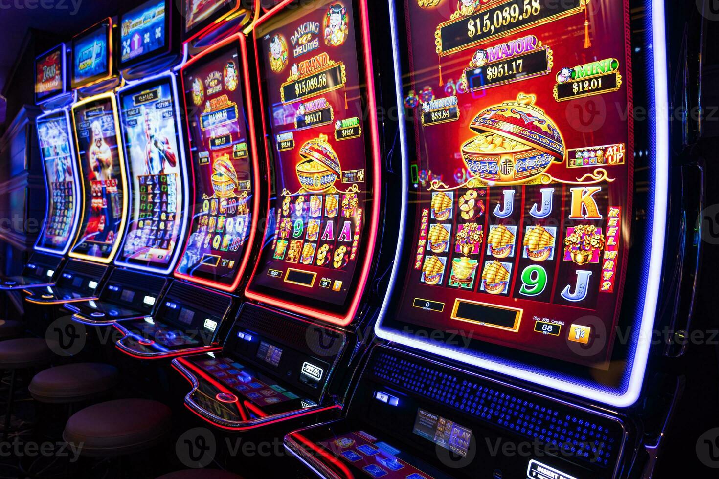 casino juego veintiuna y espacio máquinas esperando para jugadores y turista a gastar dinero foto
