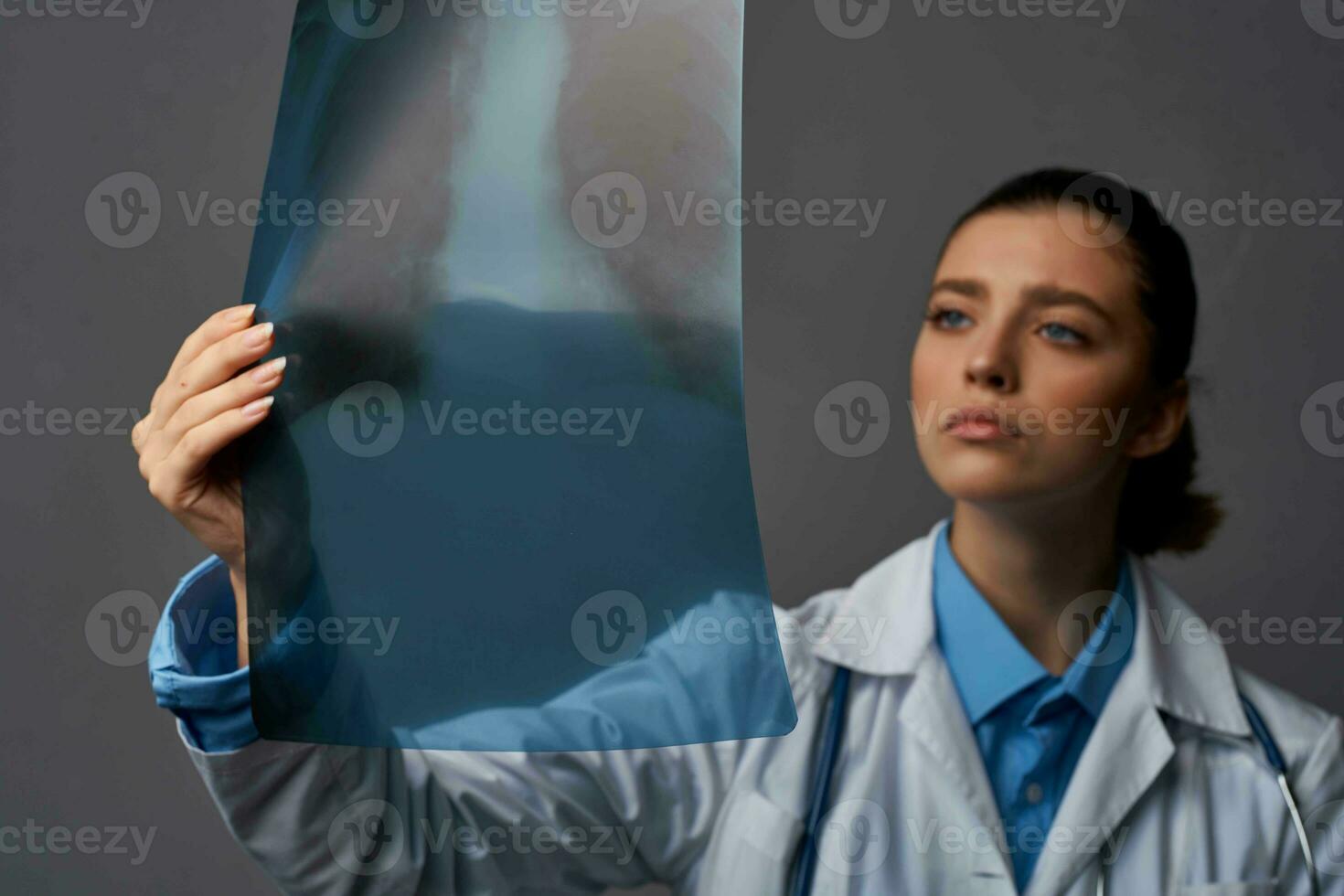 hembra médico radiografía tomar un hacer un seguimiento vestido salud profesional trabajo foto