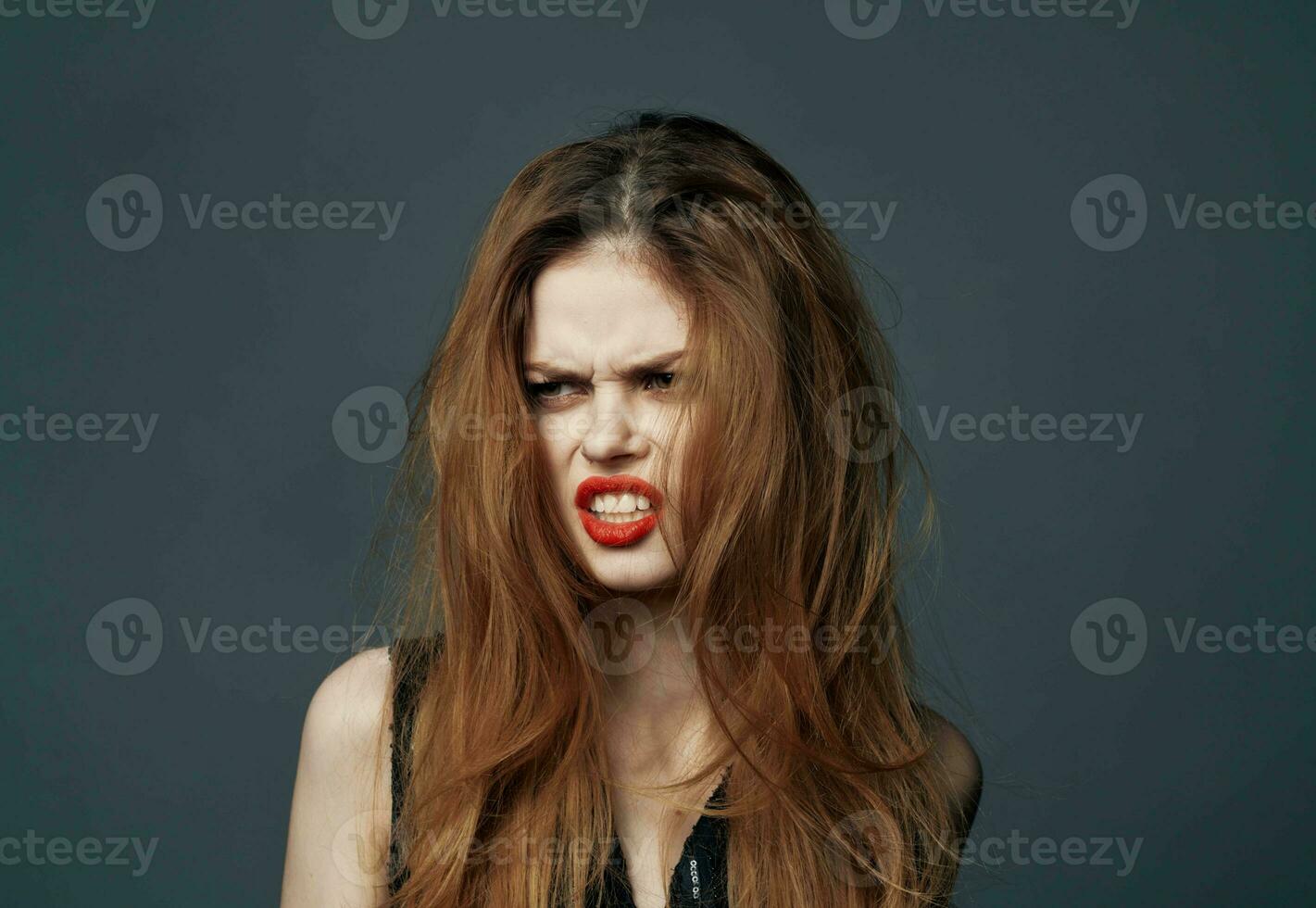 retrato de Pelirrojo mujer con rojo labios emociones modelo gris antecedentes foto