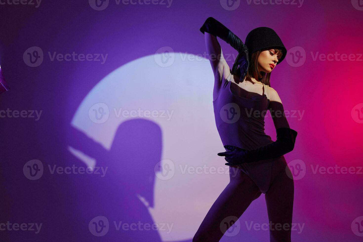 belleza Moda mujer posando estudio ligero neón púrpura antecedentes inalterado foto