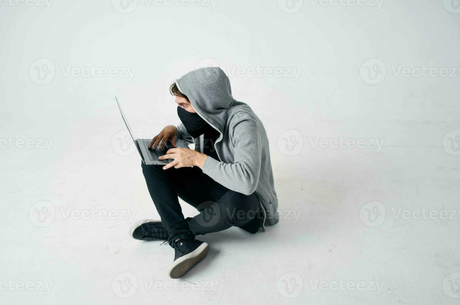 un hombre en un máscara con un capucha en su cabeza ladrón hackear foto