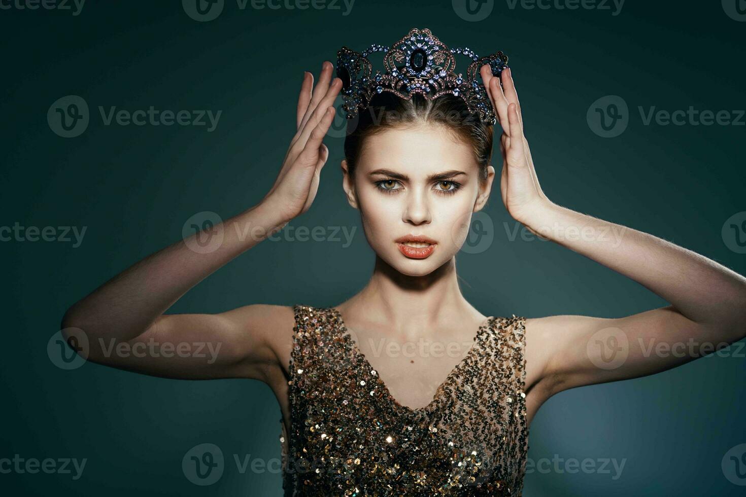 alegre mujer con un corona en su cabeza joyería lujo celebridad foto