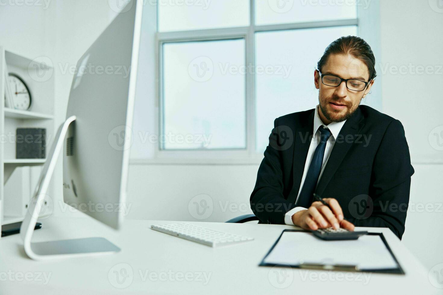 masculino gerente un oficial es trabajando a el computadora estilo de vida foto