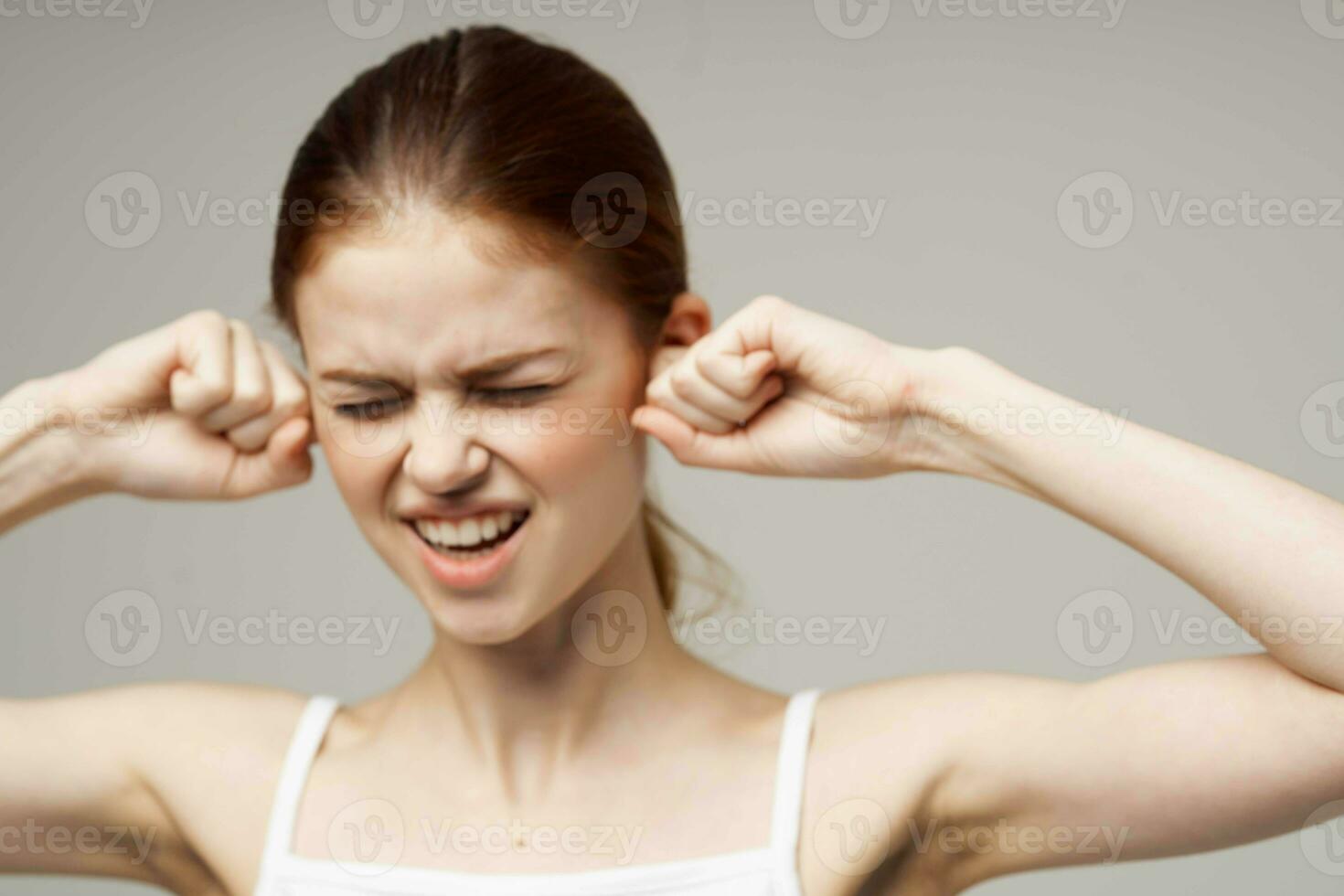 mujer oído dolor otitis medios de comunicación salud problemas infección aislado antecedentes foto