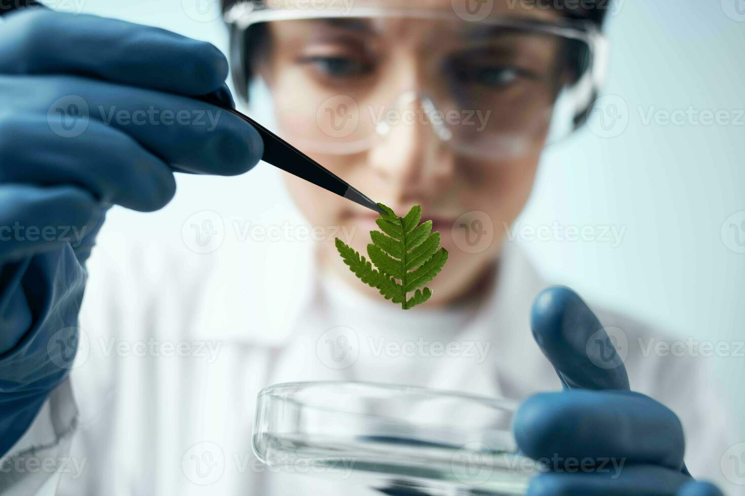 mujer científico laboratorio investigación análisis diagnósticos foto