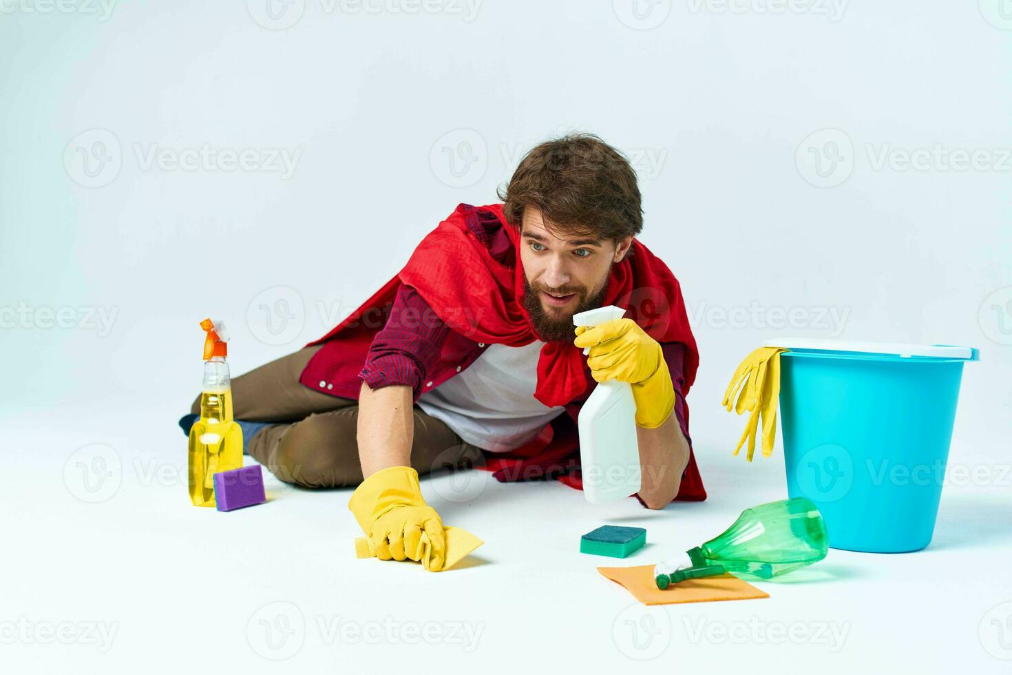 hombre en el piso limpieza el casa limpieza suministros profesional foto