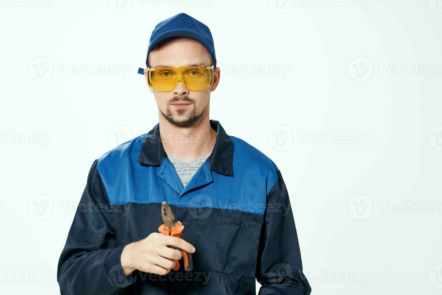 hombre en construcción uniforme alicates reparar construcción profesionales foto