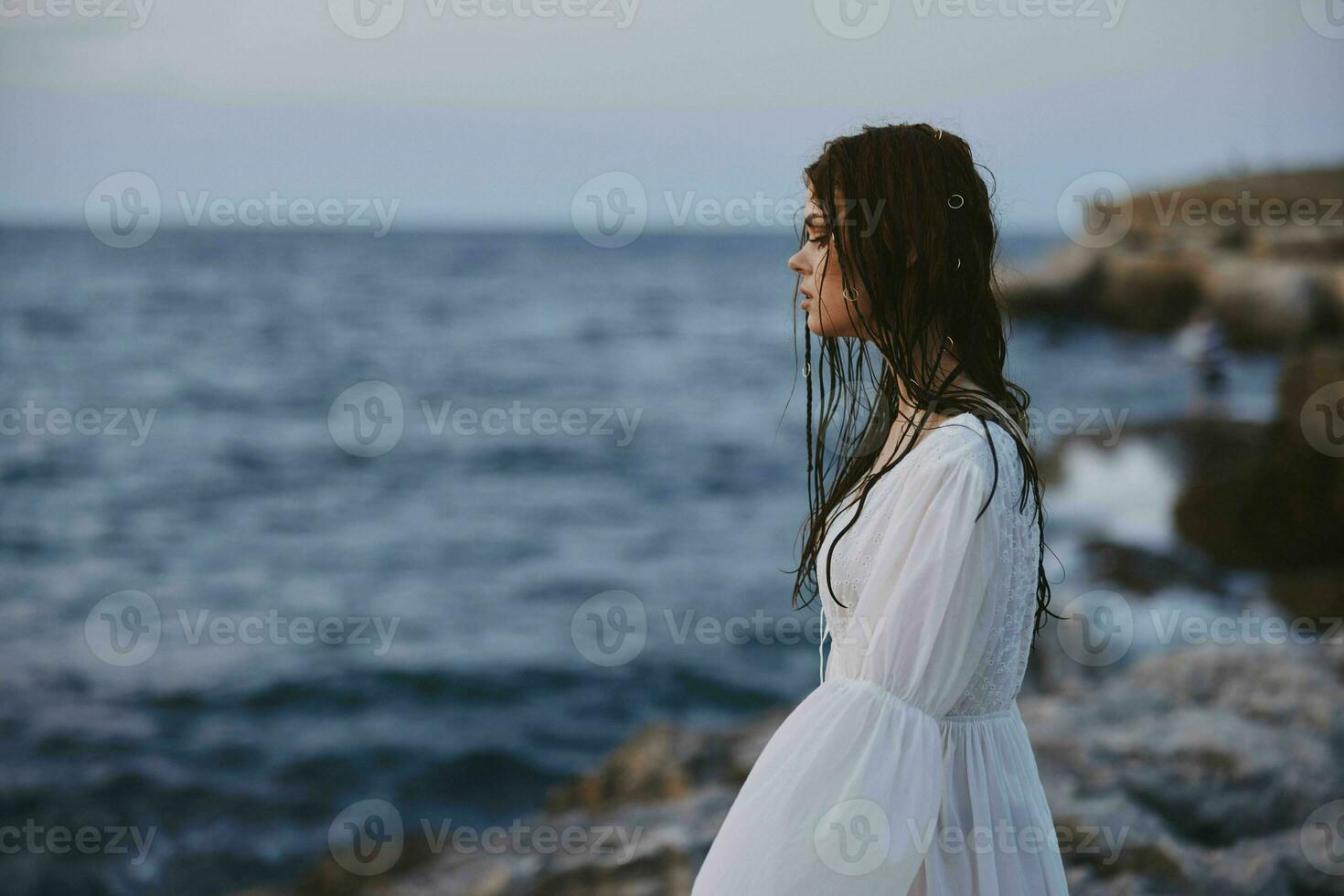 hermosa mujer en blanco vestir a el mar playa naturaleza foto