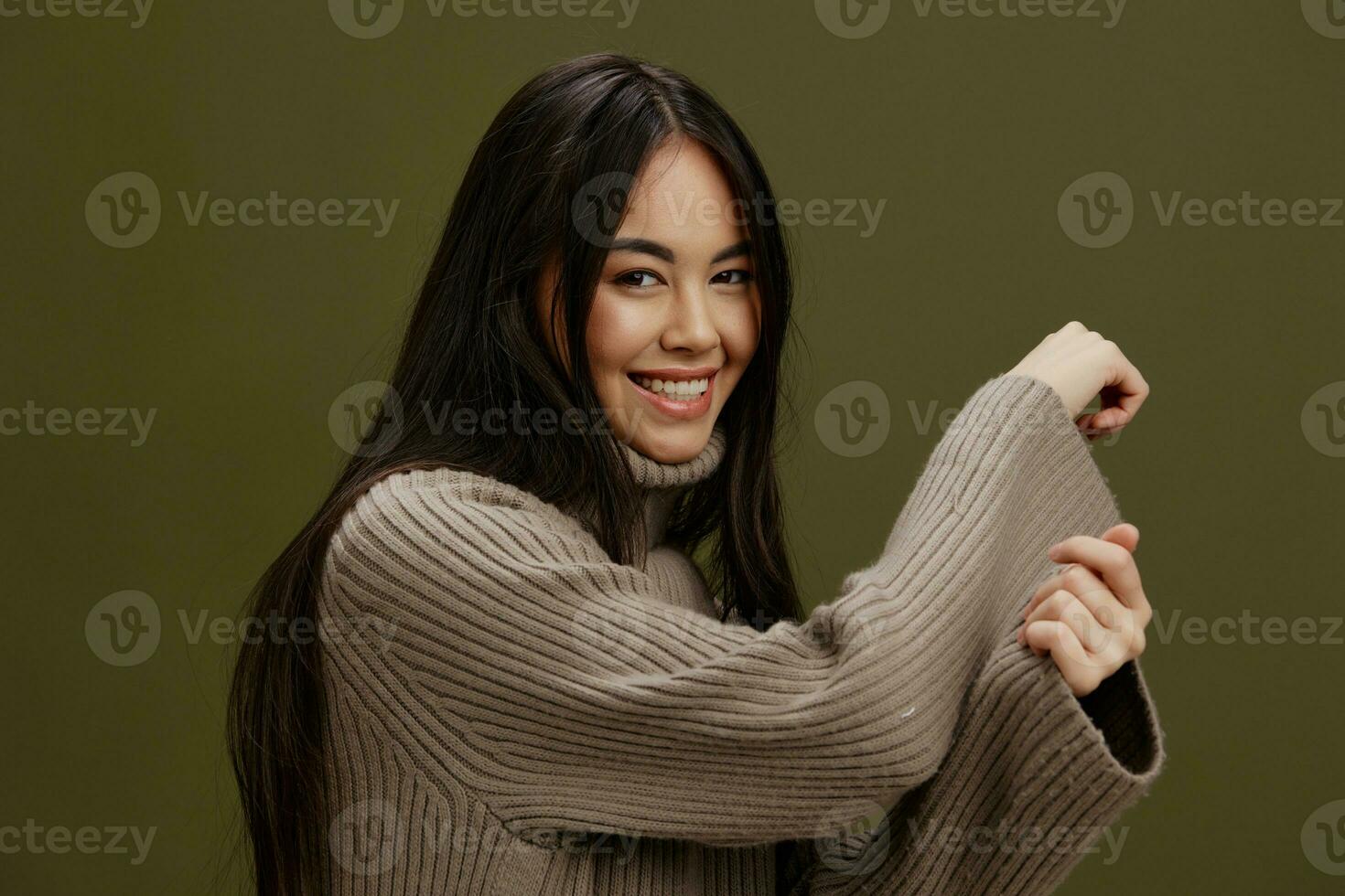 hermosa mujer en invierno suéter Moda productos cosméticos ropa aislado antecedentes foto