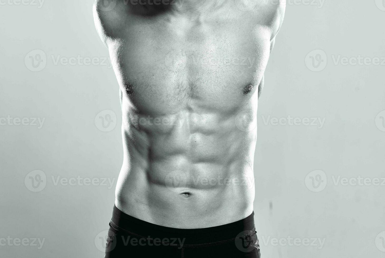 atlético hombre con muscular cuerpo fuerza ejercicio foto