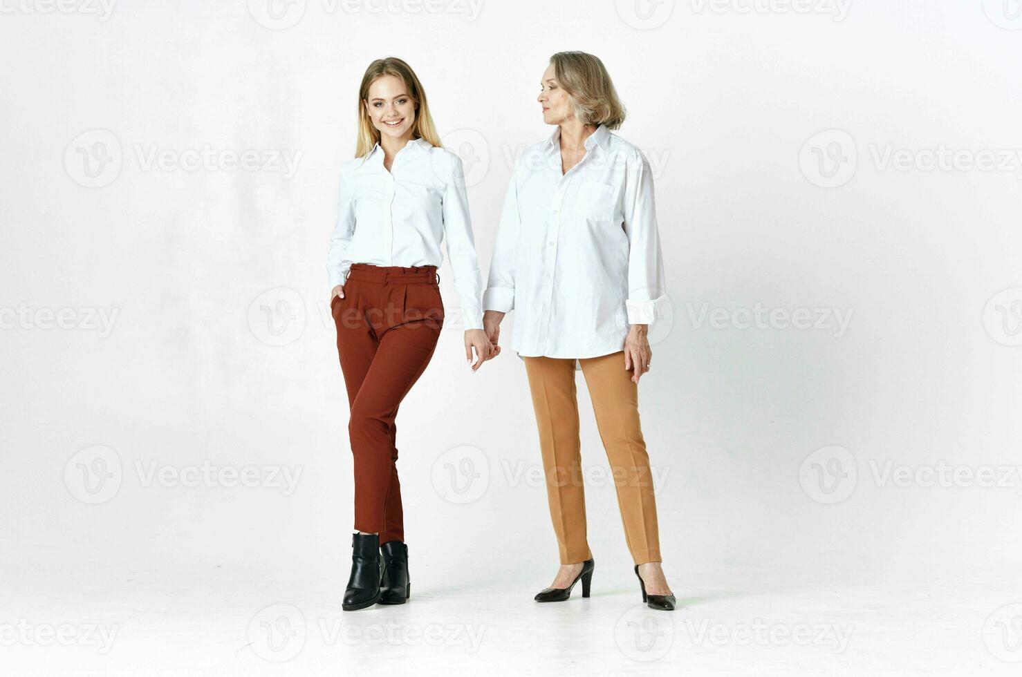 mamá y hija en blanco camisas son en pie siguiente a familia divertido estilo de vida foto