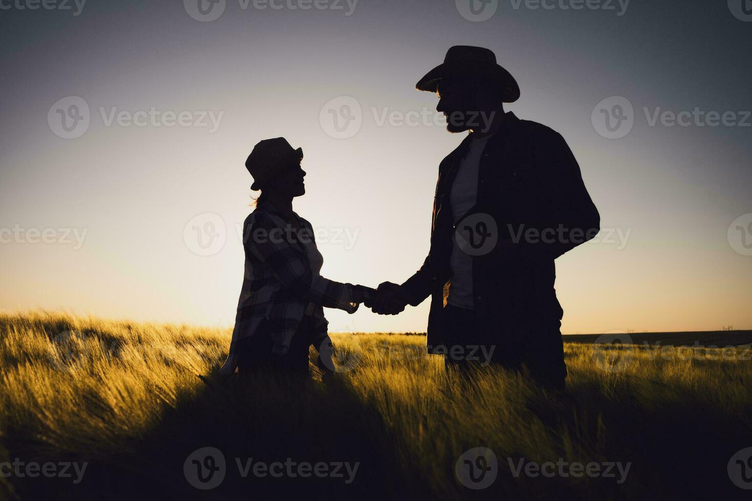 granjero Pareja en su tierra y plantación foto