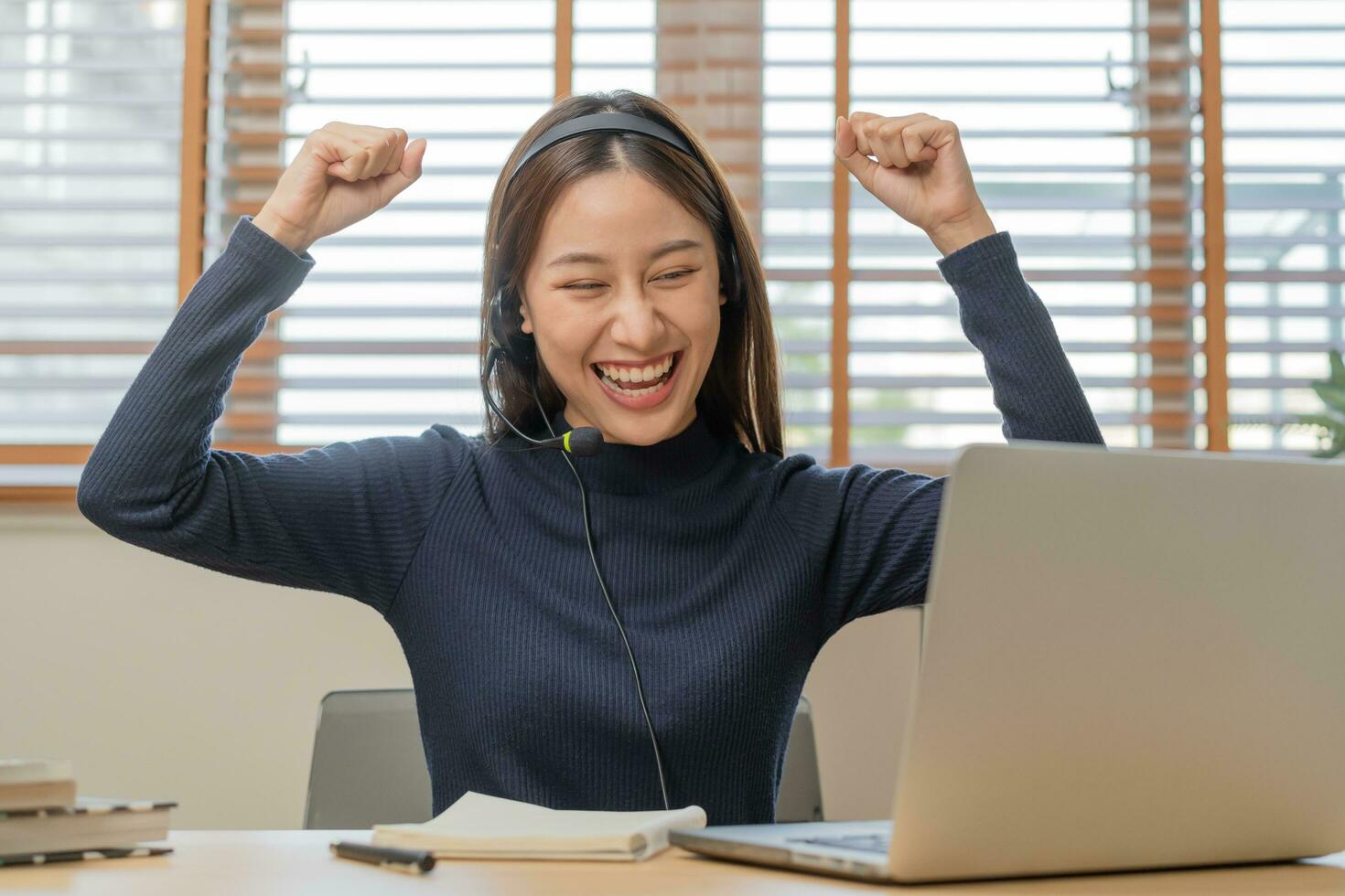 éxito, contento bonito asiático joven negocio mujer, niña vestir auriculares, examen ganador en clase estudiar de colega, celebrar estudiante en línea, leer correo electrónico o web vía Internet, triunfo de obtener genial bien. foto