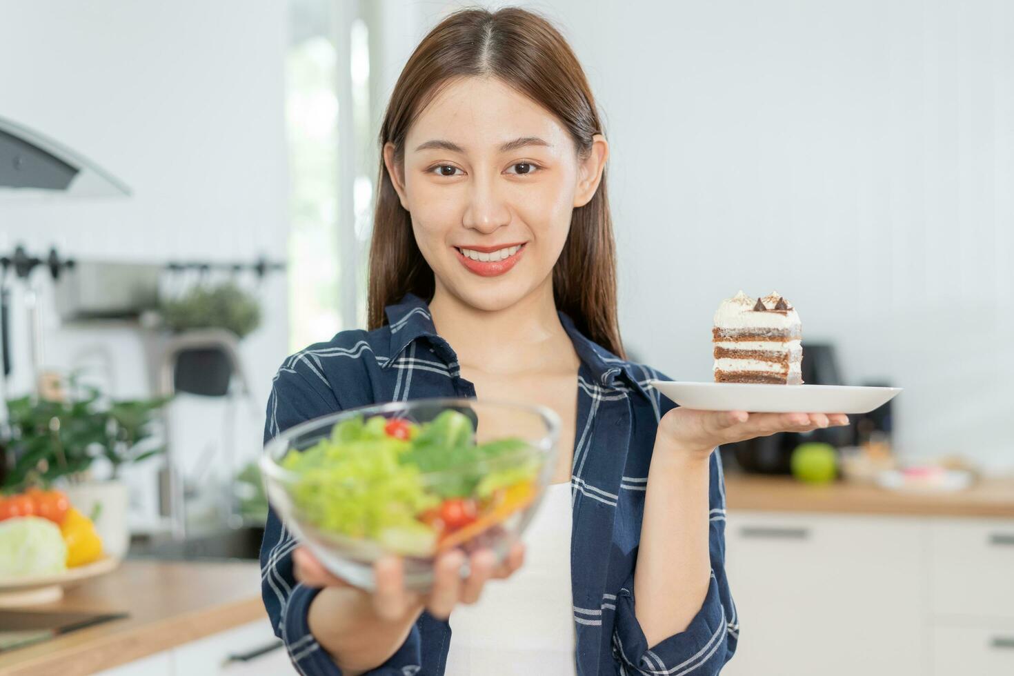 dieta asiático joven mujer perder peso para salud elegir a comer vegetal ensalada en bol, confuso hacer no escoger comer chocolate pastel, panadería porque será hacer grasa cuando hambriento, hembra peso pérdida persona. foto