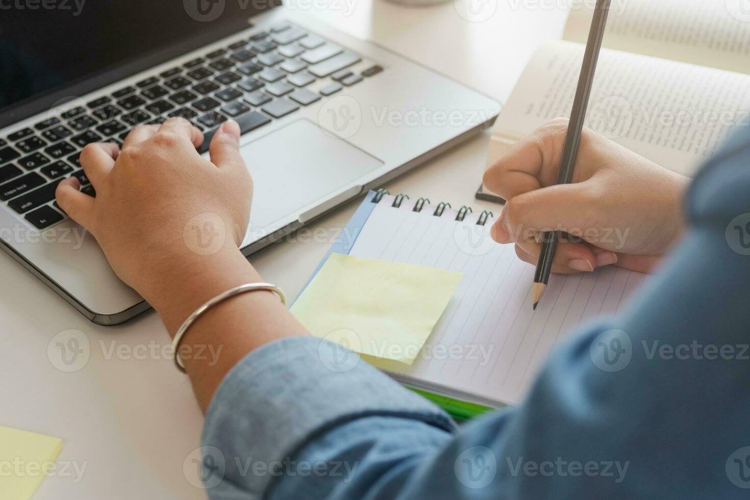 cerca arriba mano de alto colegio estudiante mujer estudiando, aprendizaje en línea académico lección en Universidad biblioteca utilizando el ordenador portátil computadora, concepto de educación. foto