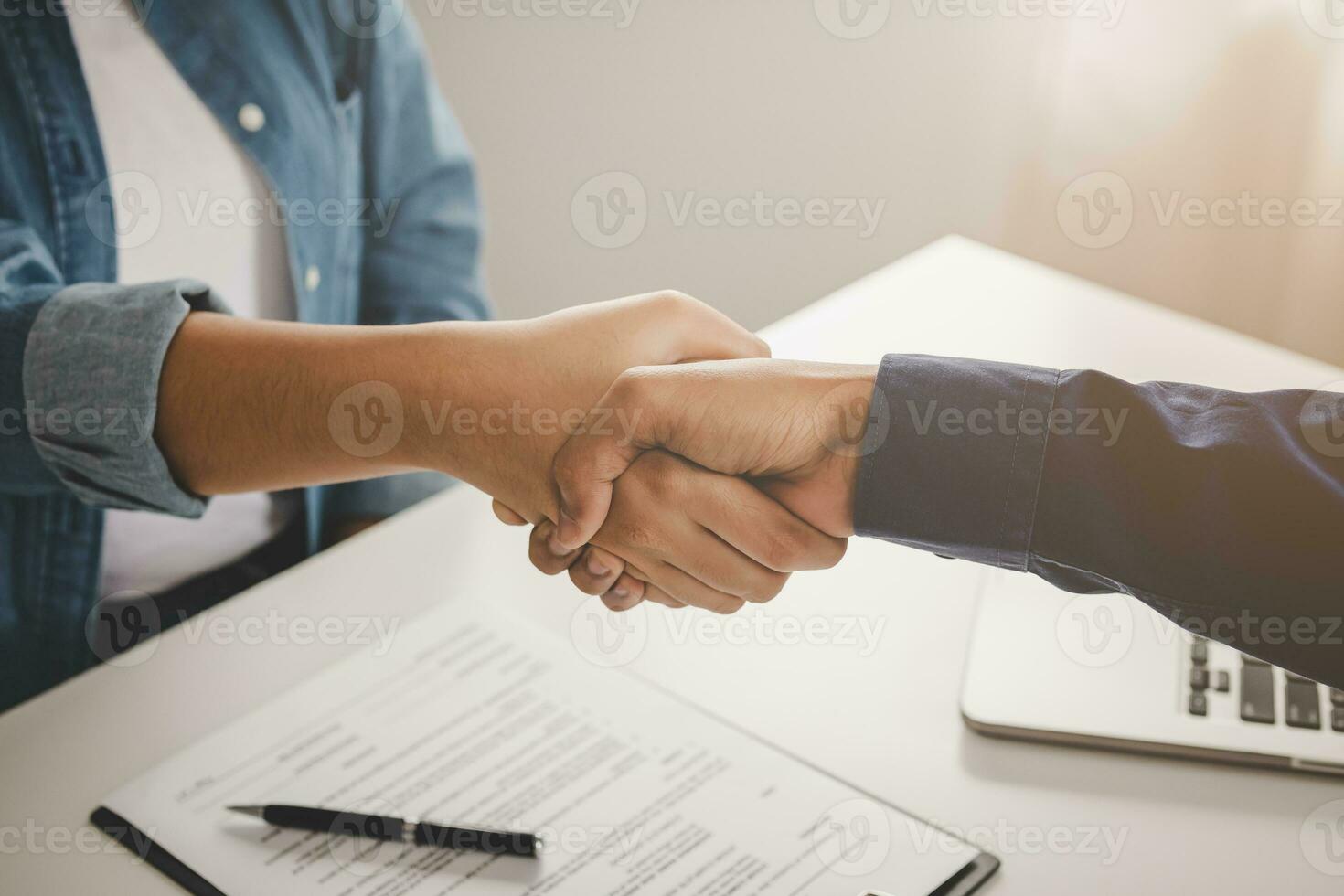 exitoso asiático joven mujer, hombre camaradería, equipo apretón de manos juntos a oficina después proyecto hecho, bueno trato. contento negocio gente, trabajador reunión, sacudida manos. foto